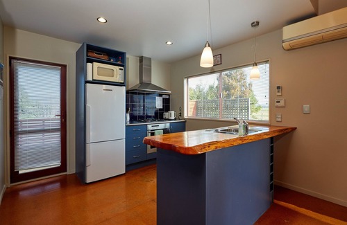 Kaikoura Cottage | Spacious 2 Bedroom Cottage with Awesome Mountain View