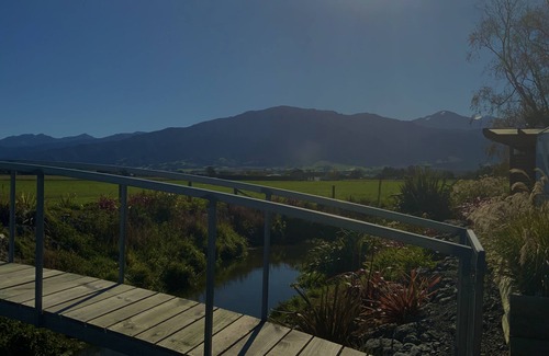 Kaikoura Cottage | Spacious 2 Bedroom Cottage with Awesome Mountain View