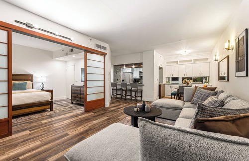 Downtown Los Angeles Condo | Spacious 2 Bedroom Condo in DTLA, Large Private Patio, Pets Welcomed