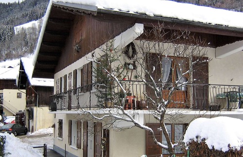 Areches Apartment | Spacious 2-BR Apartment for 4 in Heart of Arêches - Terrace, Parking & Ski Storage