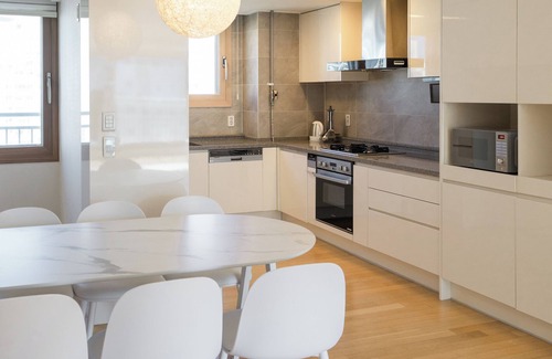 Apgujeong Apartment | Spacious 2bdr 2bth Room in Gangnam 105m2