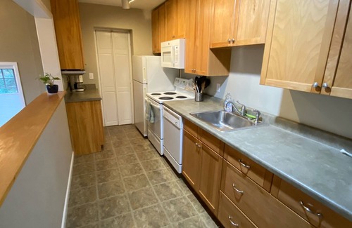 Seattle Apartment | Spacious 2Bdrm walkable to UW, Shopping and More