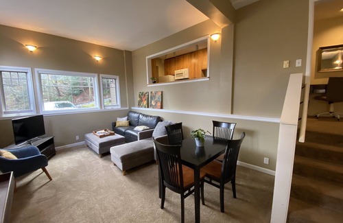 Seattle Apartment | Spacious 2Bdrm walkable to UW, Shopping and More