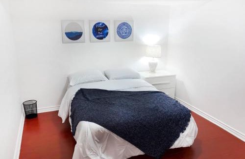 Churchill Meadows House | Spacious 2BR Apartment, Large Kitchen, Parking Included