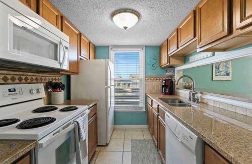 Gulf Shores Apartment | Spacious 2BR Condo with Pool Steps from the Beach