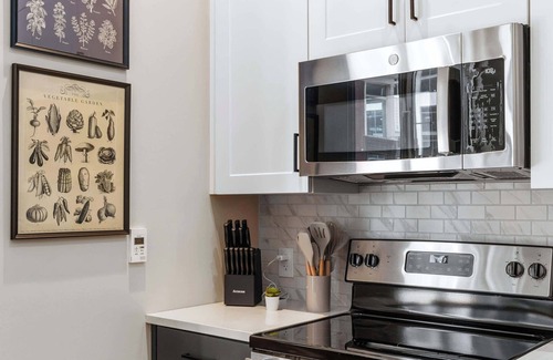 Downtown Cincinnati Apartment | Spacious 2BR CozySuites OTR Downtown #10