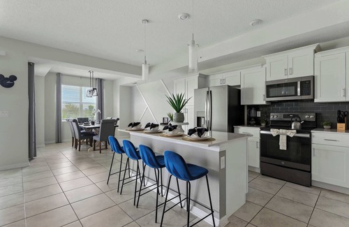 Kissimmee Apartment | Spacious 2BR, Mickey Bedroom, Lake View