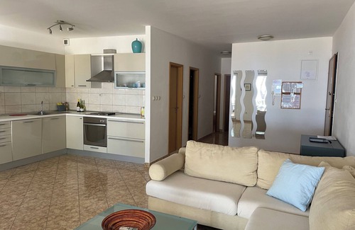 Sutivan Apartment | Spacious 3 bed apartment with sea views, AC & less than 1 min walk from beach