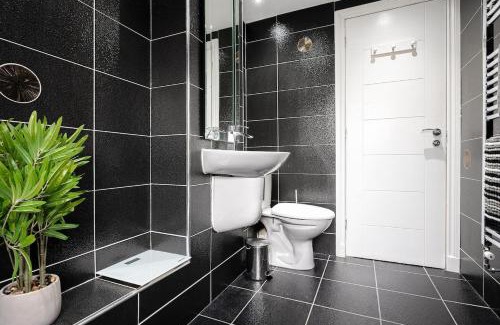 Glasgow House | Spacious 3 Bed Home in Glasgow City With Free Parking