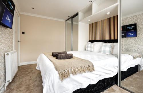 Glasgow House | Spacious 3 Bed Home in Glasgow City With Free Parking