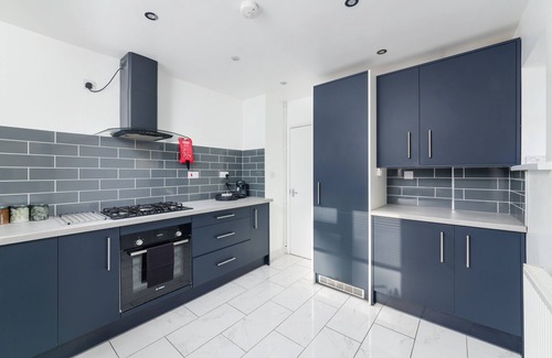 Merstham House | Spacious 3-Bed Retreat: Ideal for Weekend or Extended Stays