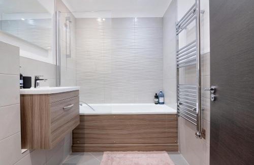 Berrylands Apartment | Spacious, 3 bedroom, 2 bathroom, Surbiton