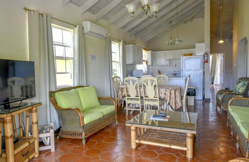 Prospect Apartment | Spacious 3 Bedroom Apartment with pool on West Coast near Beach, UWI and Shops.