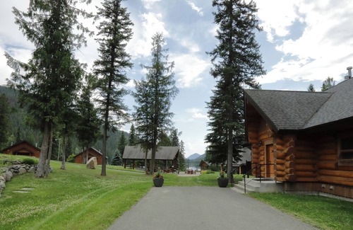 Clearwater Cabin | Spacious 3 Bedroom, 3 Bathroom Cabin near Wells Gray Waterfall in Beautiful BC!