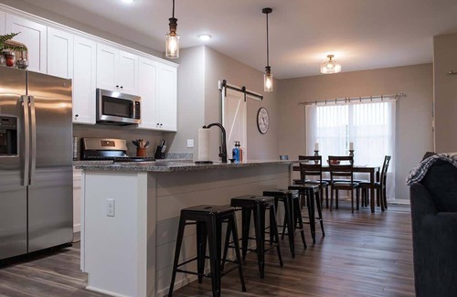 Sycamore Condo | Spacious 3 bedroom condo with King Master Suite in Sycamore