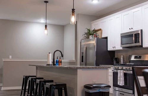 Sycamore Condo | Spacious 3 bedroom condo with King Master Suite in Sycamore