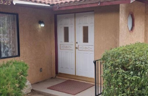 Hesperia House | Spacious 3 bedroom house with WiFi and AC in charming Hesperia