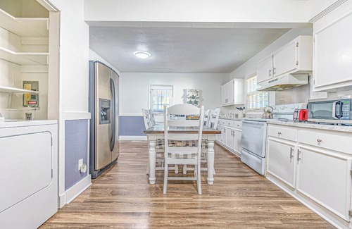 East Memphis House | Spacious 3-bedroom house in Midtown Memphis with backyard