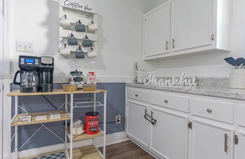 East Memphis House | Spacious 3-bedroom house in Midtown Memphis with backyard