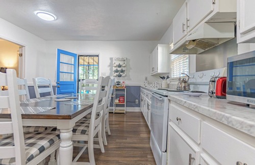 East Memphis House | Spacious 3-bedroom house in Midtown Memphis with backyard