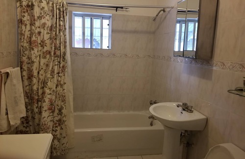Spanish Town House | Spacious 3-bedroom building in amazing Spanish Town with WiFi
