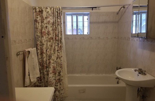 Spanish Town House | Spacious 3-bedroom building in amazing Spanish Town with WiFi