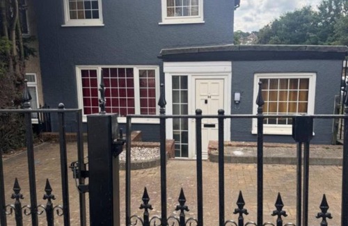 Wainscot House | Spacious 3-bedrooms 2 bathrooms house. Sleeps 6-8 people with WiFi, Netflix etc