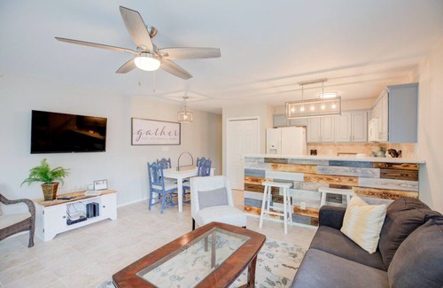 New Braunfels Condo | Spacious 3 BR River Access Pools Hot Tubs 2 min to Schlitterbahn Tubing