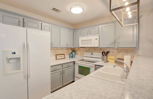 New Braunfels Condo | Spacious 3 BR River Access Pools Hot Tubs 2 min to Schlitterbahn Tubing