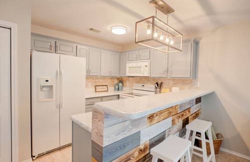 New Braunfels Condo | Spacious 3 BR River Access Pools Hot Tubs 2 min to Schlitterbahn Tubing