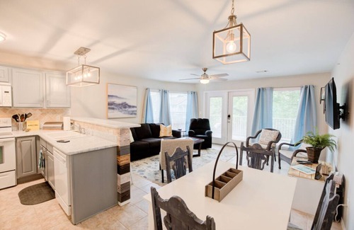 New Braunfels Condo | Spacious 3 BR River Access Pools Hot Tubs 2 min to Schlitterbahn Tubing