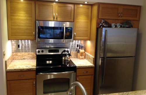 Kihei Condo | Spacious 3 BR, Walk to Best Beaches & Shops in South Kihei! Sleeps 8
