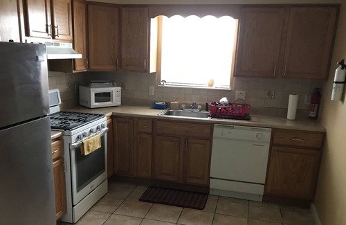 Lower Vailsburg Apartment | Spacious 3BR Apt, Minutes to EWR/Penn,Close to NYC