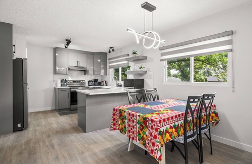 Southeast Calgary House | Spacious 3BR Family Home, 8 Min Downtown & Zoo, 14 Min Airport