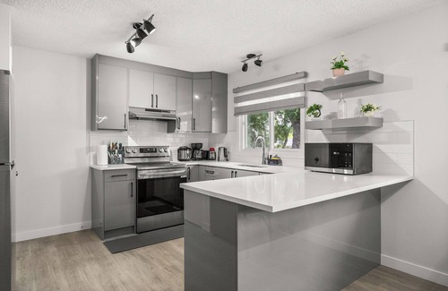 Southeast Calgary House | Spacious 3BR Family Home, 8 Min Downtown & Zoo, 14 Min Airport