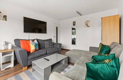 West Ham Apartment | Spacious 3BR Flat in East London,7min to Tube