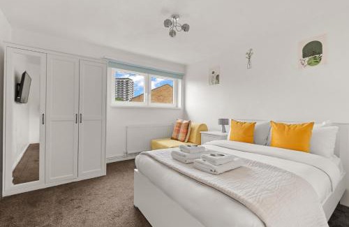 West Ham Apartment | Spacious 3BR Flat in East London,7min to Tube