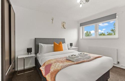 West Ham Apartment | Spacious 3BR Flat in East London,7min to Tube