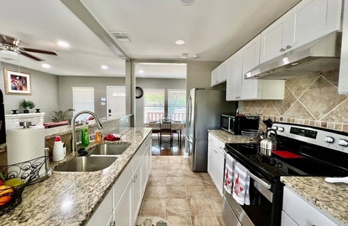 Jefferson House | Spacious 3BR Woodlawn Home Med Center Area Extended Stay Wi-Fi W/D SA