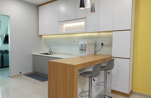 Kluang House | Spacious 4-bedroom house in cool Kluang, Johor with AC, WiFi, NETFLIX, autogate