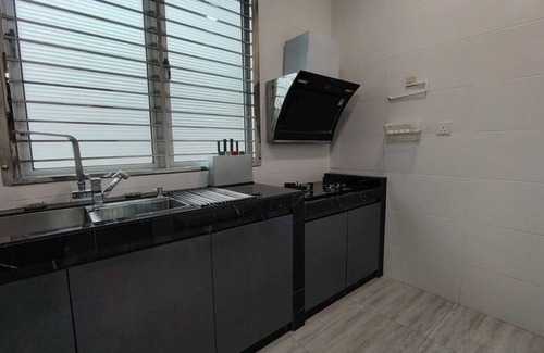 Kluang House | Spacious 4-bedroom house in cool Kluang, Johor with AC, WiFi, NETFLIX, autogate