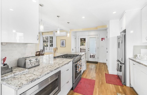 Allston House | Spacious 4 Bed/2.5 Bath Condo with Large Kitchen, Free Parking - Pet Friendly!