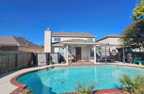San Antonio House | Spacious 4 bed 2.5 bath Serenity Splash Villa in San Antonio with private pool