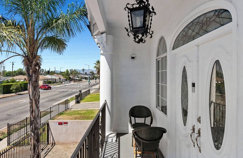 NoHo Arts District Apartment | Spacious 4-bed 2.5bath modern apartment in Los Angeles by Universal studio/HW