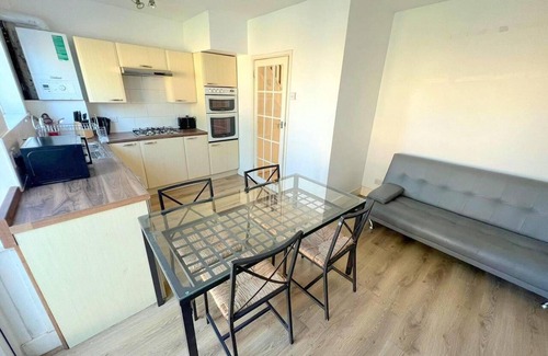Thornton Heath House | Spacious 4-bed House in Thornton Heath