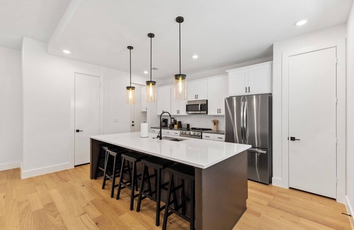 Quail Run Estates House | Spacious 4 Bed 4.5 Bath Sleeps 16 guests College Station - 2 miles to Kyle Field