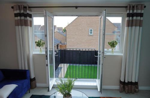 Peterborough House | Spacious 4 Bedroom, 3 Bath House by Jesswood Properties Contractors, Business and Leisure with Free Parking and WIFI