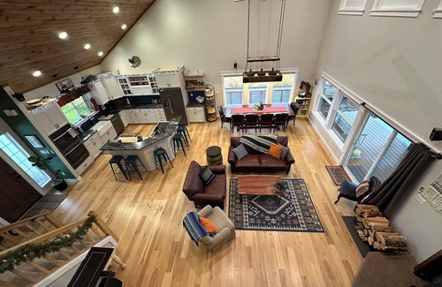 Chiloquin House | Spacious 4-Bedroom Family-Friendly Home with Hilltop Views and Fiber Optic WiFi