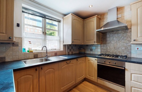 Whitechapel House | Spacious 4 bedroom home with garden in Shadwell