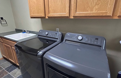 Carver House | Spacious 4-bedroom house in charming Gresham with WiFi, AC, kitchen appliances,